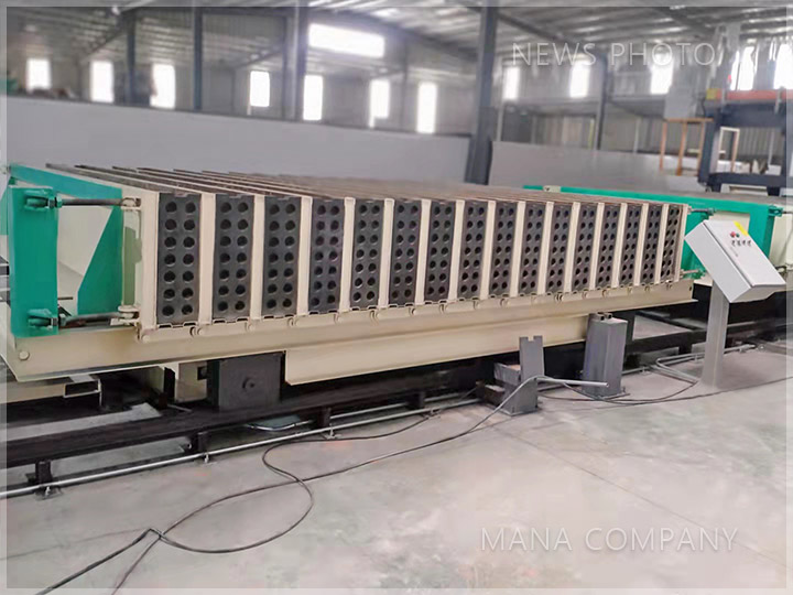 1636968861136062.jpg M03-24型墻板產線-成型主機.jpg